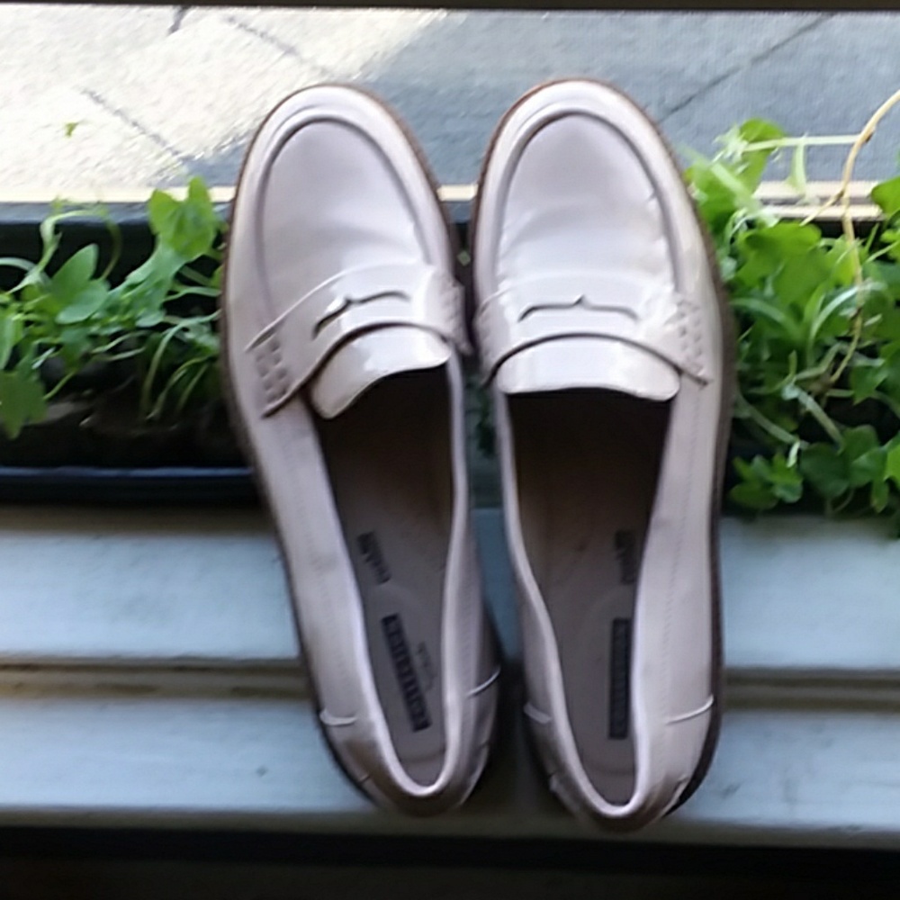 Clark's light pink patent leather shoes